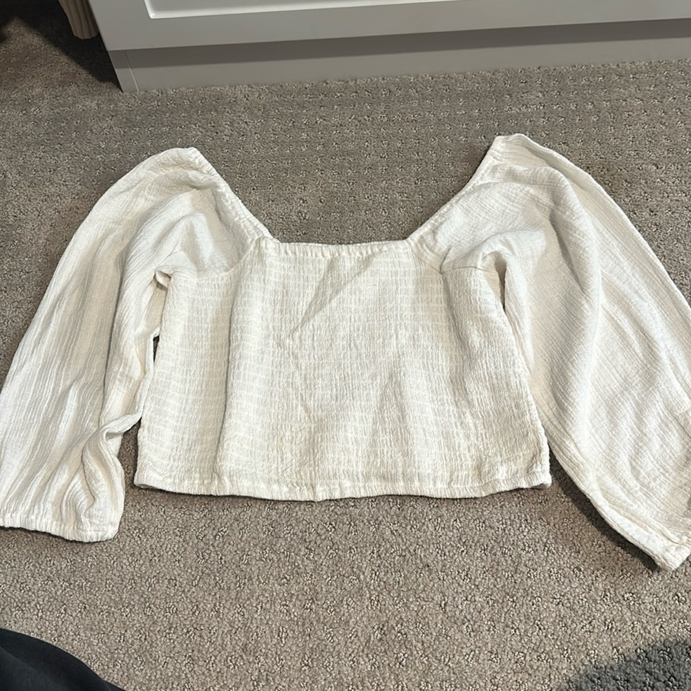 Stretchy linen crop top, quarter length sleeves, square neck.Billabong sz M